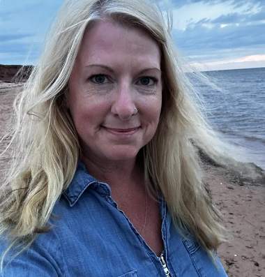 Jo-Anne Lantz, Online Service Specialist